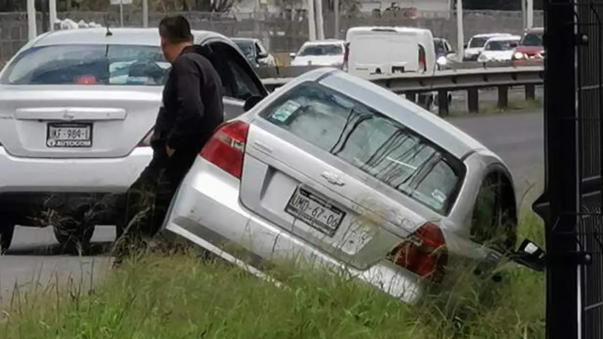 Auto cae a dren pluvial